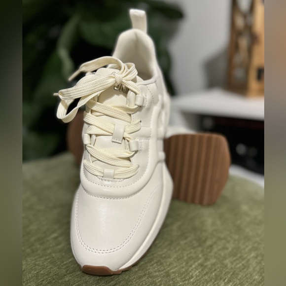 DKNY woman cream/ white sneakers, size 5.5 NWOT - Picture 6 of 12